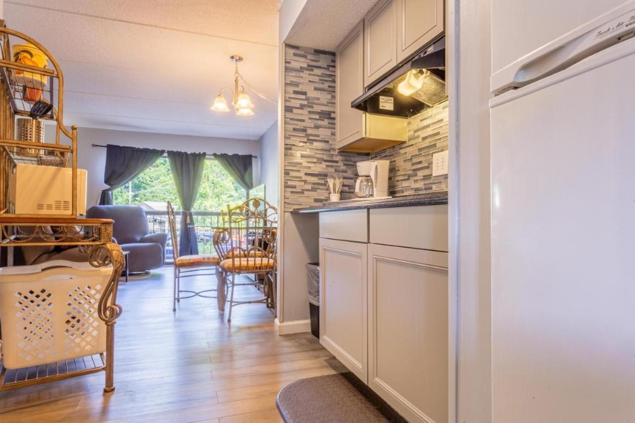 Family Bear Condos, Full King Suite, Kitchen, Pool Access Unit 103 Gatlinburg Exterior photo