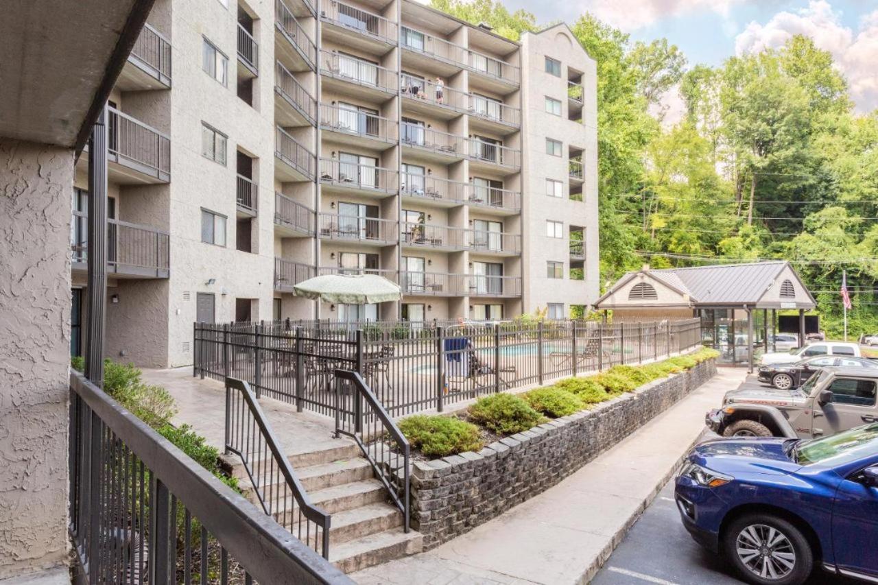 Family Bear Condos, Full King Suite, Kitchen, Pool Access Unit 103 Gatlinburg Exterior photo