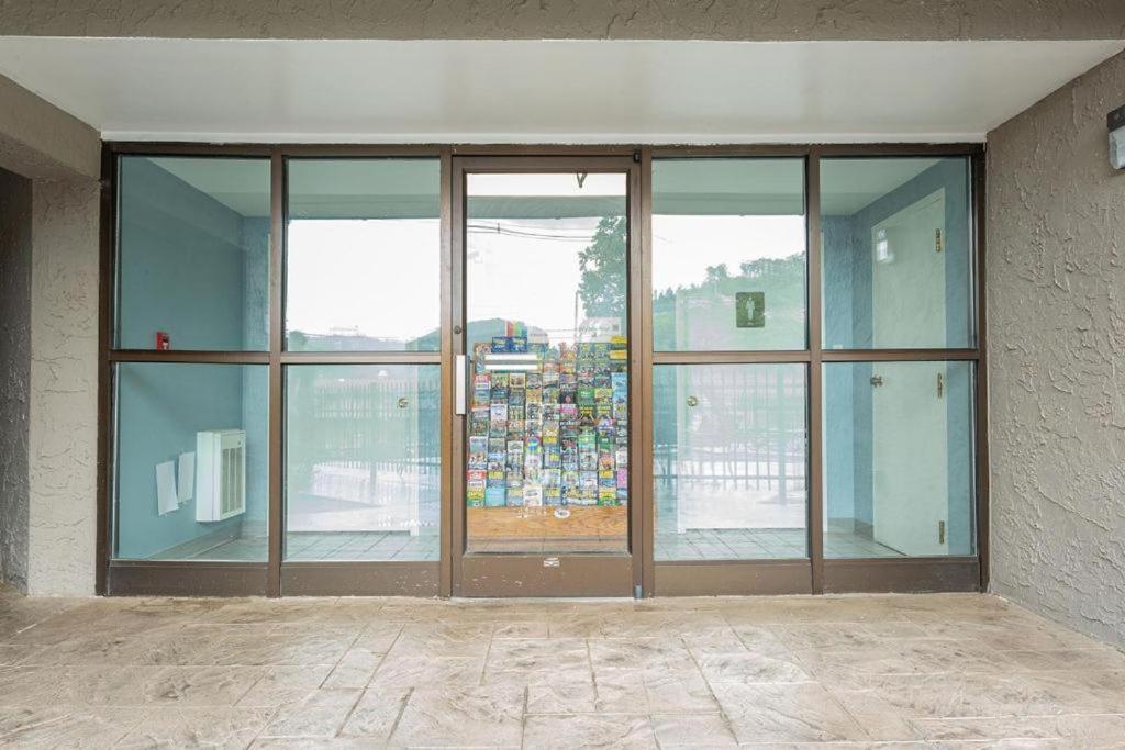 Family Bear Condos, Full King Suite, Kitchen, Pool Access Unit 103 Gatlinburg Exterior photo