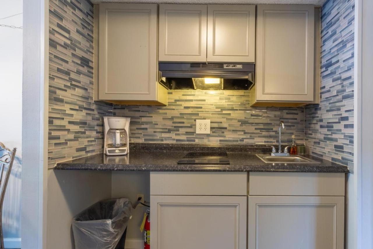 Family Bear Condos, Full King Suite, Kitchen, Pool Access Unit 103 Gatlinburg Exterior photo